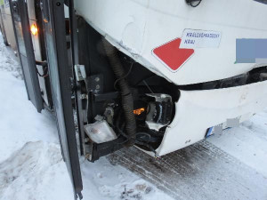 Na Trutnovsku do silnice vběhli koně. Způsobili nehodu dvou autobusů a dvou osobáků