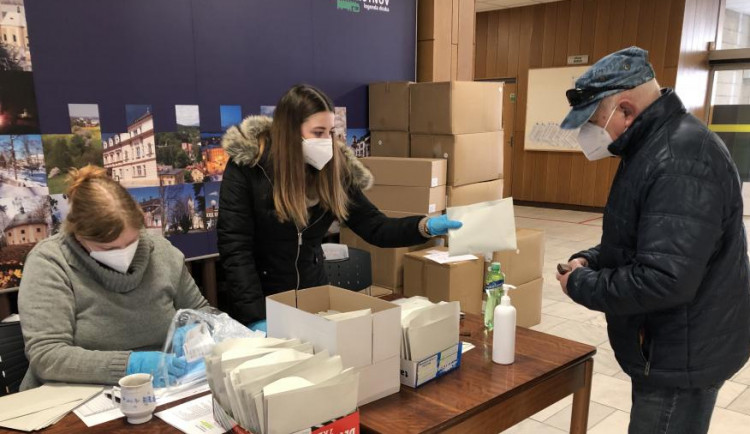 O roušky na Trutnovsku je zájem. Města budou v rozdávání pokračovat i v dalších dnech