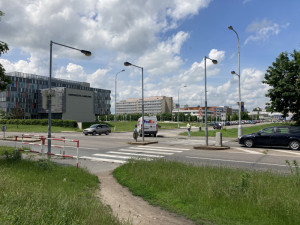 Na výjezd od nemocnice v Hradci Králové se vrátí semafory. Prozatím jen provizorní