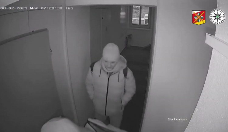 Ze sklepa v centru Hradce Králové zloději brali kola i tvrdý alkohol. Pátrá po nich policie