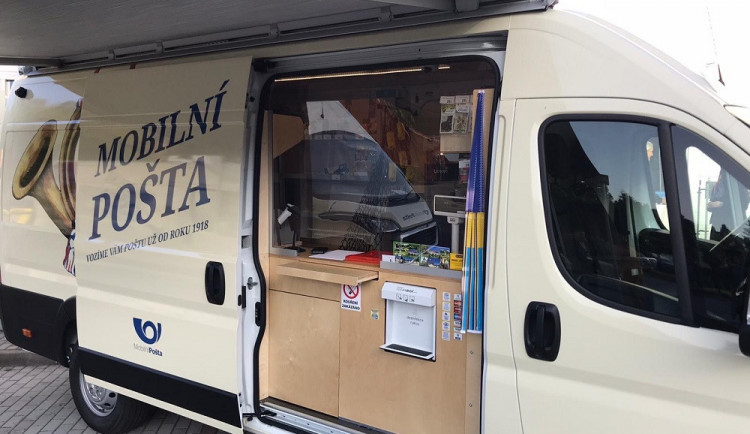 Mobilní pobočka České pošty bude zajíždět i na Trutnovsko. V okolních obcích bude jednou týdně