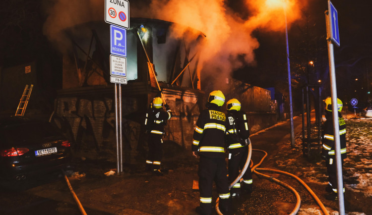 Noční požár zahradního altánu v Praze 10 se podařilo rychle uhasit. Škoda je 10 tisíc korun