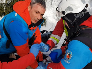 Lavina, která v pondělí zabila muže, se uvolnila po opakovaném sjezdu skialpinistů