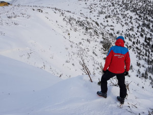 Lavina, která v pondělí zabila muže, se uvolnila po opakovaném sjezdu skialpinistů