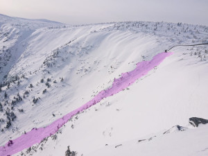 Lavina, která v pondělí zabila muže, se uvolnila po opakovaném sjezdu skialpinistů