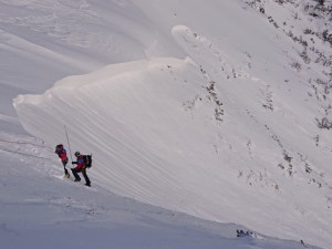 Lavina, která v pondělí zabila muže, se uvolnila po opakovaném sjezdu skialpinistů