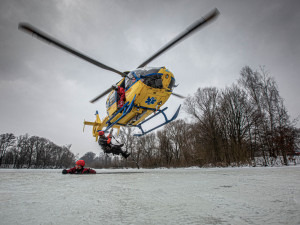 Jak zachránit člověka pod kterým se propadl led? Jednou z možností je záchranářský vrtulník