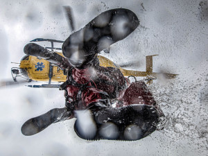 Jak zachránit člověka pod kterým se propadl led? Jednou z možností je záchranářský vrtulník
