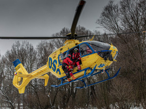 Jak zachránit člověka pod kterým se propadl led? Jednou z možností je záchranářský vrtulník