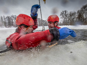 Jak zachránit člověka pod kterým se propadl led? Jednou z možností je záchranářský vrtulník