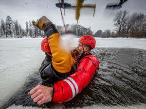 Jak zachránit člověka pod kterým se propadl led? Jednou z možností je záchranářský vrtulník