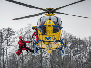 FOTO: Jak zachránit člověka pod kterým se propadl led? Jednou z možností je záchranářský vrtulník