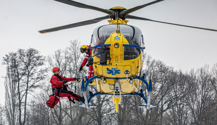 Jak zachránit člověka pod kterým se propadl led? Jednou z možností je záchranářský vrtulník