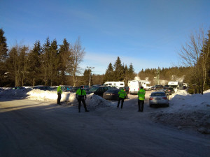 Pěkné počasí vylákalo turisty do Orlických hor. Parkoviště jsou plná, dopravu řídí policie