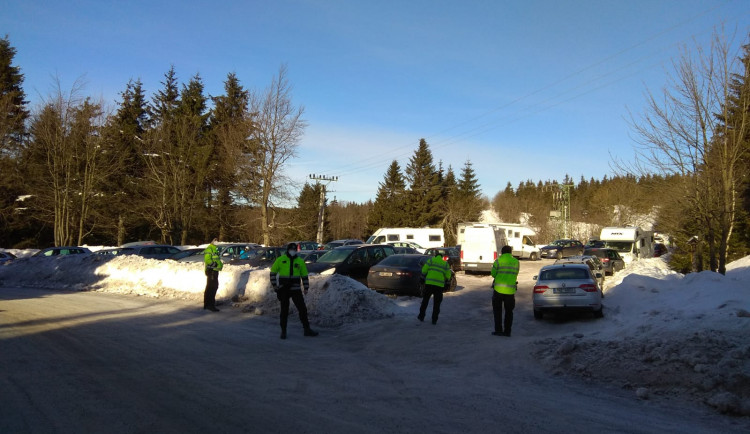 Pěkné počasí vylákalo turisty do Orlických hor. Parkoviště jsou planá, dopravu řídí policie