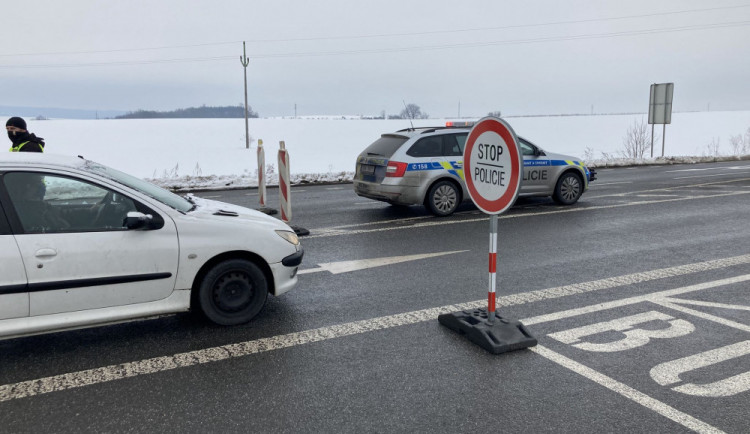 Na Trutnovsko se chtěla o víkendu dostat necelá tisícovka řidičů. Policie je otáčela a posílala pryč