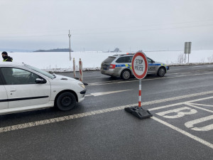 Na Trutnovsko se chtěla o víkendu dostat necelá tisícovka řidičů. Policie je otáčela a posílala pryč