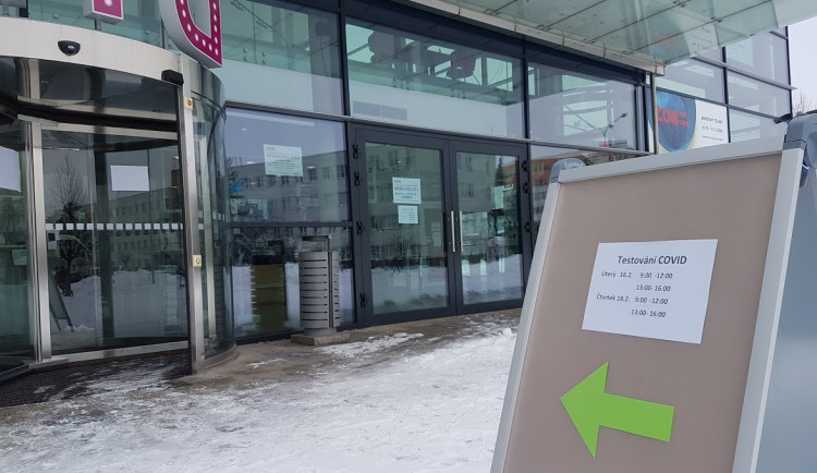 Provizorní testovací centrum v trutnovském UFFU se osvědčilo. Nově bude testovat třikrát týdně