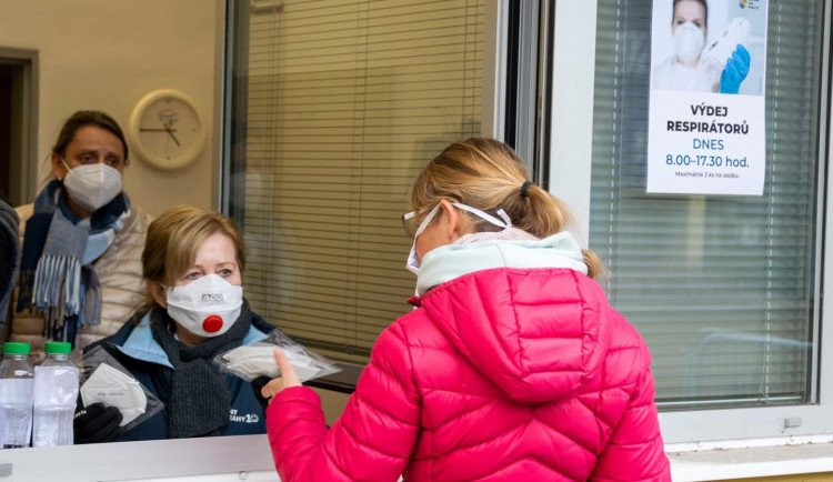 Které pražské městské části rozdávají respirátory zadarmo? Podívejte se na velký přehled