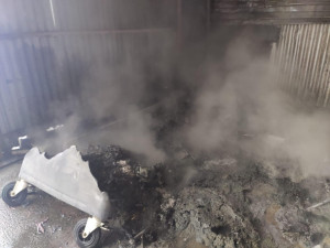 V Josefově zasahovalo pět jednotek hasičů, hořelo u výrobní haly