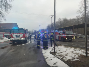 V Josefově zasahovalo pět jednotek hasičů, hořelo u výrobní haly