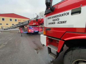 V Josefově zasahovalo pět jednotek hasičů, hořelo u výrobní haly