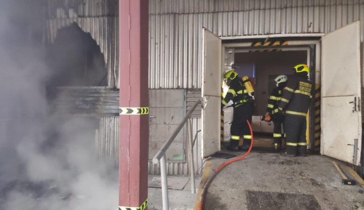 V Josefově zasahovalo pět jednotek hasičů, hořelo u výrobní haly