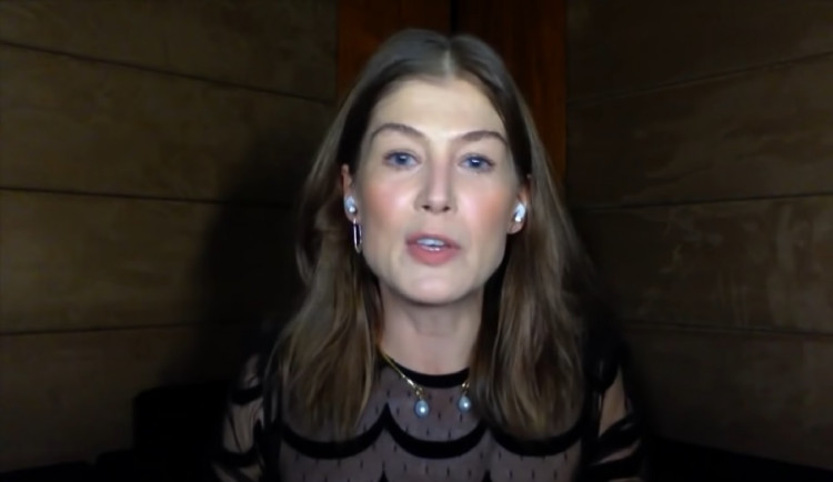 Praha je město kultury a příležitostí, říká anglická herečka Rosamund Pike, která nyní v hlavním městě žije
