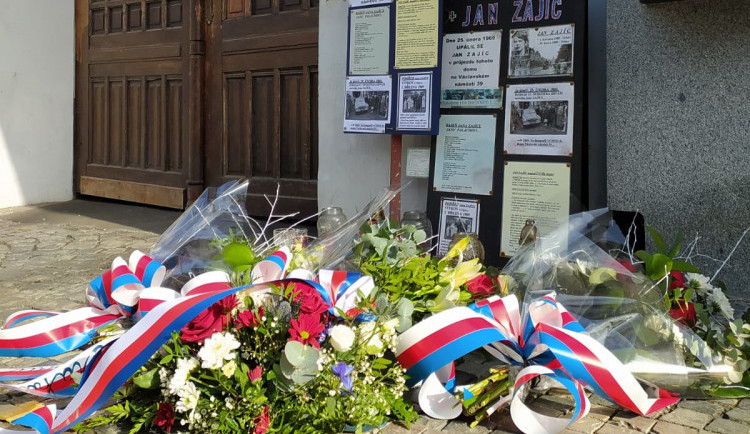 Politici dnes dopoledne na Václavském náměstí uctili památku Jana Zajíce, který se na protest proti režimu upálil před 52 lety