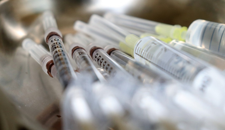 Od soboty se mohou učitelé registrovat k očkování. Konkrétní zaměstnance vyberou jednotlivé školy