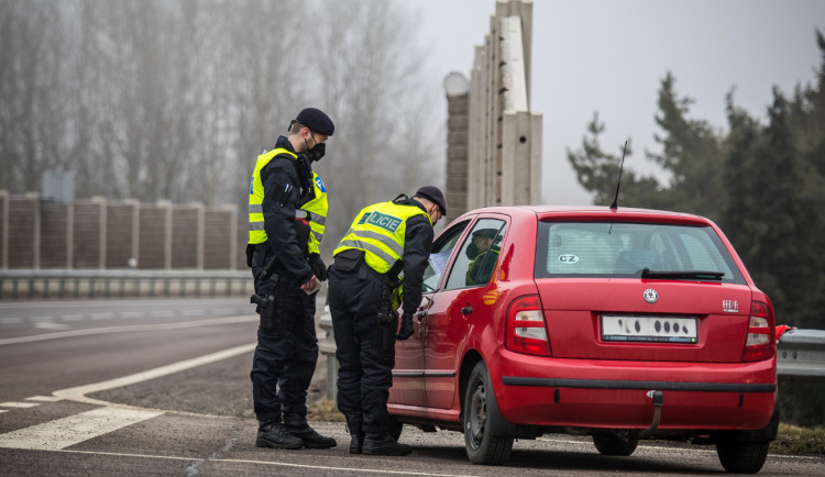 Pro dnešek bylo dodržování vládního nařízení bez komplikací. Policie kontrolovala lidi po celém kraji