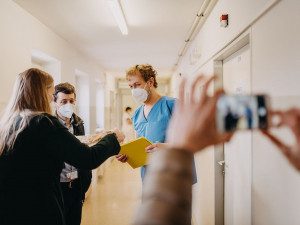 Lidé z napekli pro náchodskou nemocnici 65 štrůdlů, aby podpořili nejenom zdravotníky, ale i místní jabloň