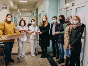 Lidé z napekli pro náchodskou nemocnici 65 štrůdlů, aby podpořili nejenom zdravotníky, ale i místní jabloň