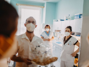 Lidé z napekli pro náchodskou nemocnici 65 štrůdlů, aby podpořili nejenom zdravotníky, ale i místní jabloň