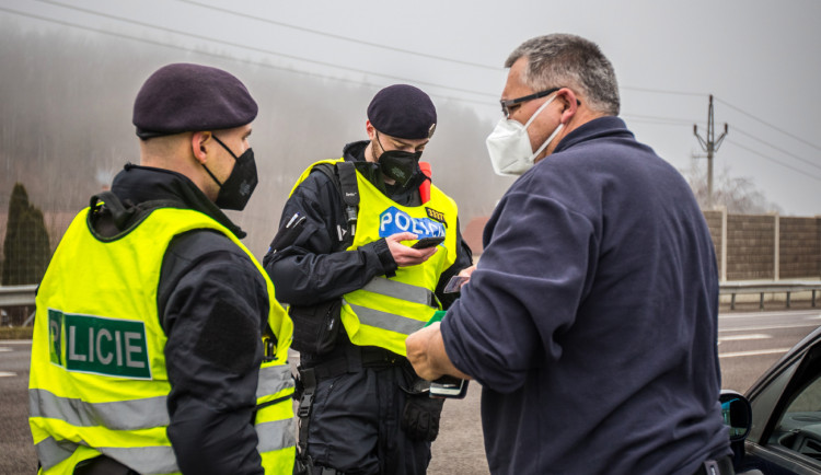 Dodržování opatření v kraji? Řidiči pod vlivem a cizinci bez dokladů
