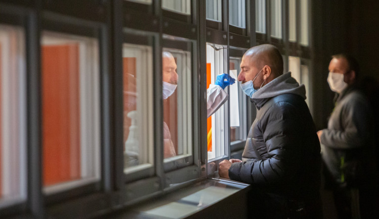 Začíná povinné testování zaměstnanců ve firmách nad 250 lidí. V případě netestování hrozí pokuta až 500 tisíc