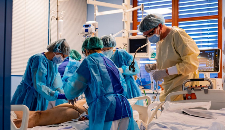 V Královéhradeckém kraji je na jednotkách JIP a ARO volno už jen pro šest covidových pacientů