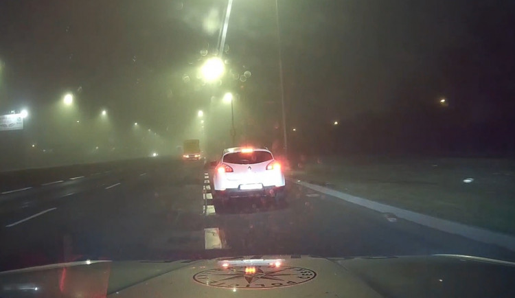 Pražští policisté pronásledovali řidiče bez řidičáku. Jedna z hlídek se srazila s dalším autem