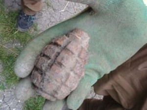 Na Hradecku dnes muž našel ruční granát. Staré munici stačí k výbuchu málo, varují policisté