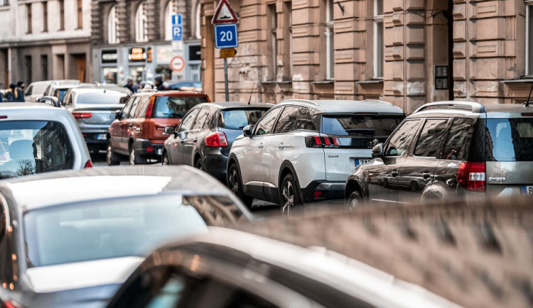 Praha nezruší modré parkovací zóny jako loni. Lidé by měli zůstat doma na home-office, říká primátor Hřib