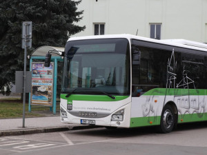Tento týden začal jezdit ve Dvoře Králové nový autobus. Převeze až 70 cestujících najedou