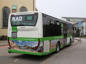 Tento týden začal jezdit ve Dvoře Králové nový autobus. Převeze až 70 cestujících najedou