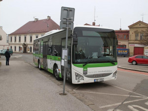 Tento týden začal jezdit ve Dvoře Králové nový autobus. Převeze až 70 cestujících najedou
