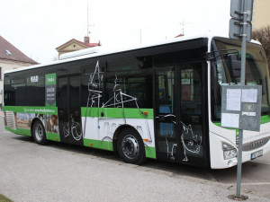 Tento týden začal jezdit ve Dvoře Králové nový autobus. Převeze až 70 cestujících najedou