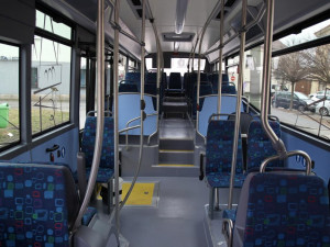 Tento týden začal jezdit ve Dvoře Králové nový autobus. Převeze až 70 cestujících najedou