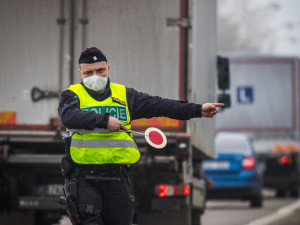 Prázdné silnice lákají k rychlé jízdě. Policie řeší častější dopravní nehody