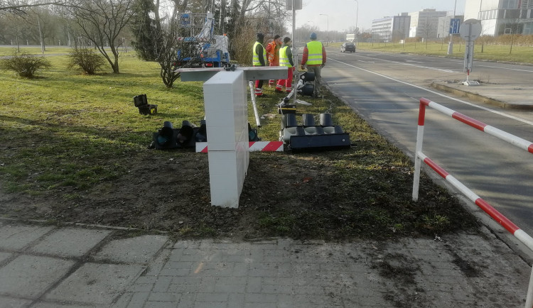 Semafory na výjezdu od nemocnice v Hradci Králové jsou v provozu. Budou zde do rekonstrukce Milety