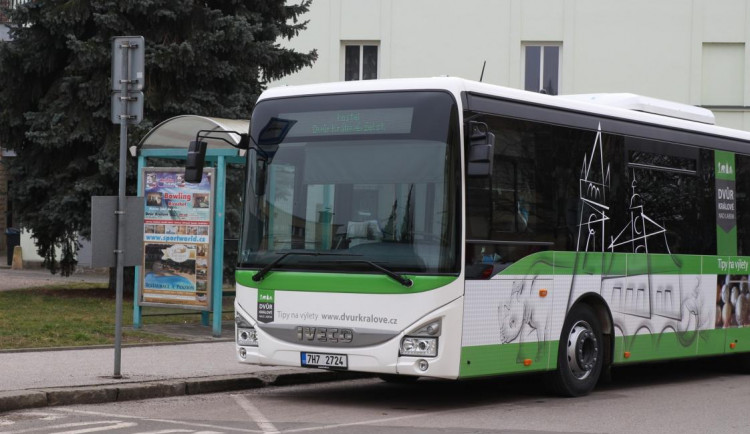 Tento týden začal jezdit ve Dvoře Králové nový autobus. Převeze až 70 cestujících najedou