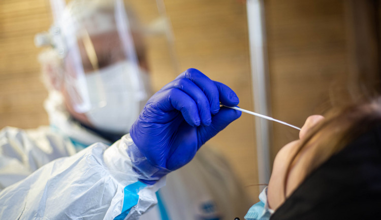 Přesně před rokem Královéhradecký kraj potvrdil první případ nakažení koronavirem