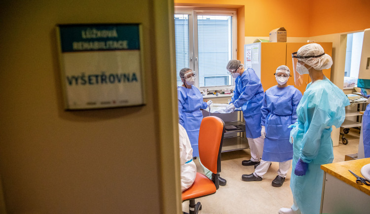 PŘEHLED: Tento týden se začalo testovat na dalších místech, zaplnily se nemocnice a vstoupila v platnost nová pravidla